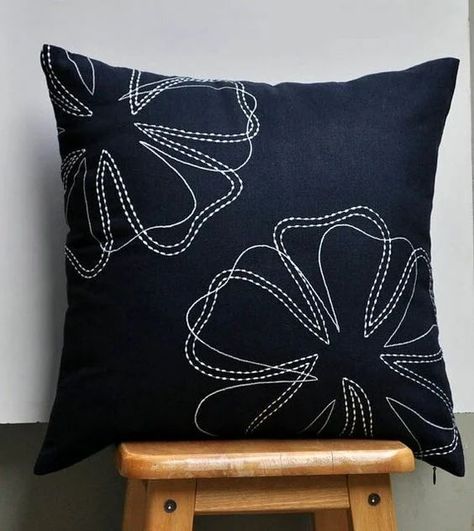 Sashiko Pattern, Cushion Embroidery, Diy Pillow Covers, Modern Pillow Covers, Bantal Sofa, Sashiko Embroidery, Flower Throw Pillows, Sewing Pillows, Japanese Embroidery