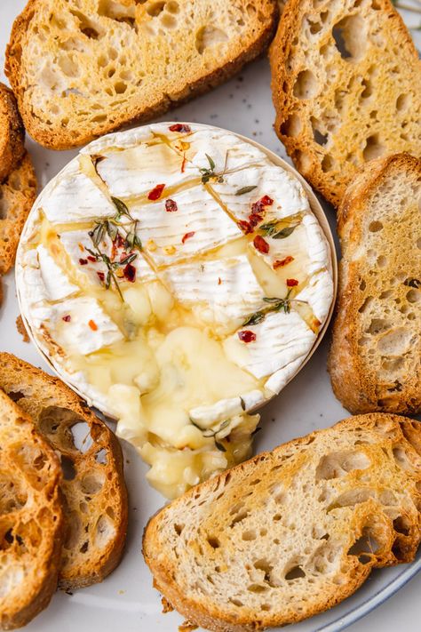 Baked Camembert Baked Camembert Recipe, Fresh Cheese Recipe, Camembert Recipes, Baked Camembert, Platter Ideas, Brie Recipes, Fresh Cheese, Brie Cheese, Baked Brie