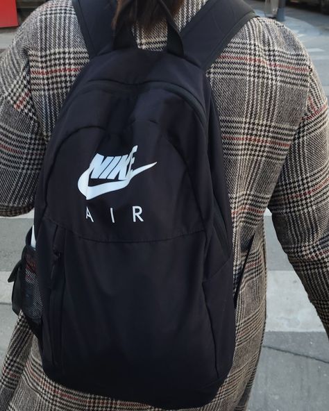 Black Nike Bookbag, Nike School Backpacks Aesthetic, Nike Backpack Outfit, Nike Backpack Black, Nike Bag Aesthetic, Nike Air Backpack, Nike Backpack Aesthetic, Nike Backpacks For School, Nike Bags School