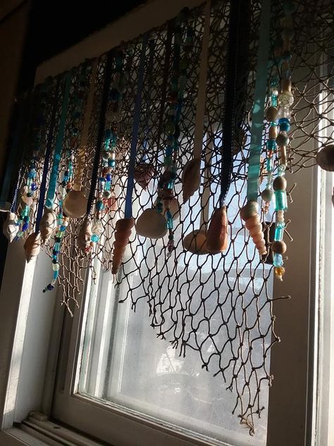 Interesting idea using fishing net, beads, and sea shells Sea Witch House Decor, Decorating With Fishing Net, Decorative Fishing Net, Fish Netting Decor Ideas, Underwater Bedroom Aesthetic, Sea Witch Bathroom, Sea Witch Room Decor, Ocean Witch Aesthetic Bedroom, Sea Witch House