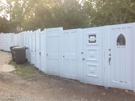 My fence made out of old doors. Old Door Fence Privacy Screens, Creative Fences, Backyard Fence Decor, Door Fence, Side Patio, Diy Privacy Fence, Recycled Door, Salvaged Doors, Garden Privacy Screen