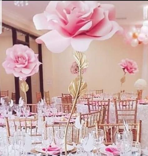 Paper Flower Centerpiece, Paper Flower Decorations, Centerpieces Quinceanera, Centerpiece Tutorial, Sweet 16 Centerpieces, Paper Flower Centerpieces, Floral Art Arrangements, Wedding Decorations On A Budget, Rose Centerpieces