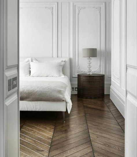 Love the way the #white #furniture highlights the amazing #floor in this #picture  #home #homedecor #housetohome #mystyle #homefurnishings #homestyling #homestyle #style #styling #homerenovation #interiordesign #design #makemyhousehome Fake Wood Flooring, Neutral Bedroom Design, Classy Rooms, Set Sofa, Interior Minimalista, Ideas Hogar, Classic Home Decor, Classic Bedroom, Classic House