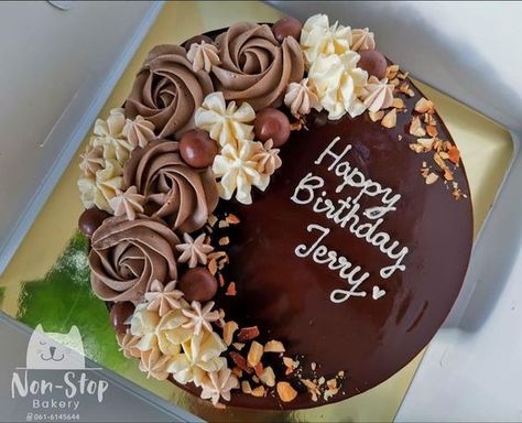 Chocolate Buttercream Decorating, Ultimate Chocolate Cake Decoration, Chocolate Cake Fall Decoration, Chocolate Chocolate Cake Decoration, Easy Simple Cake Designs, Chocolate Birthday Cake Simple, Small Chocolate Birthday Cake Ideas, Chocolate Frosting Cake Design, Chocolate 50th Birthday Cake