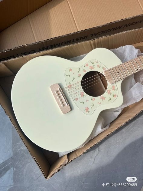 Aesthetic Instruments, Instruments Aesthetic, Gitar Vintage, Cute Guitar, Aesthetic Guitar, Guitar Aesthetic, Plush Armchair, White Guitar, Instruments Art