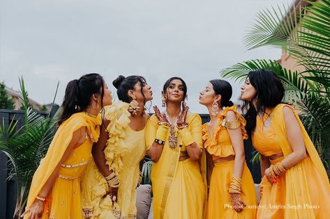 Bridesmaid Outfits Indian, Indian Bridesmaid Outfit, Haldi Outfit Ideas, Haldi Photos, Haldi Poses For Bride, Mani Jassal, Bridesmaid Looks, Haldi Photoshoot, Bridesmaid Sarees