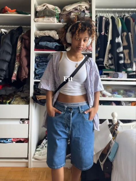 Crop Top And Jorts Outfit, Simple School Outfits Summer, Brown Jorts Outfit Women, Hot Summer Day Outfit Casual, Wifebeater Outfit Women, Boxers Under Jeans Outfit Women, Cargo Jorts Outfits Women, How To Style Jorts Women, Fashion Outfits Shorts