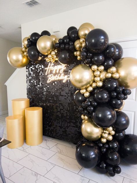 Black Gold Balloon Garland, Unique Birthday Party Ideas, Gold Balloon Garland, Surprise 50th Birthday Party, Surprise Birthday Decorations, Vintage Birthday Parties, White Birthday Cakes, Black And Gold Balloons, Dads Birthday