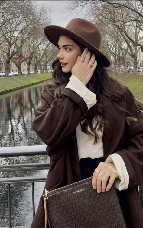 Winter Coat And Hat Outfit, Autumn Hats For Women, Winter Hat Outfits For Women, Autumn Hat Outfit, Coat And Hat Outfit, Poses With Hat, Brown Hat Outfit, New York Hair, Fedora Hat Outfits