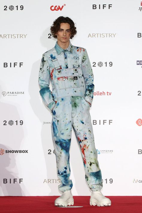 Timothée Chalamet Wore Paint-Splattered Overalls on the Red Carpet Oscar Dresses Best Red Carpet Looks, Timothee Chalamet Red Carpet, Kardashian Red Carpet, Bella Hadid Red Carpet, Iconic Red Carpet Looks, Costume Noir, Best Red Carpet Looks, Red Carpet Look, Haider Ackermann