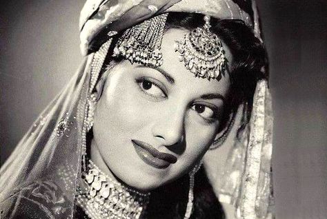 Celebrity Collections: Bollywood Actress Suraiya Nice Photos Old Film Stars, Bollywood Masala, British India, Classic Cinema, 15 June, Retro Bollywood, Bollywood Photos, Popular Actresses, Vintage Bollywood