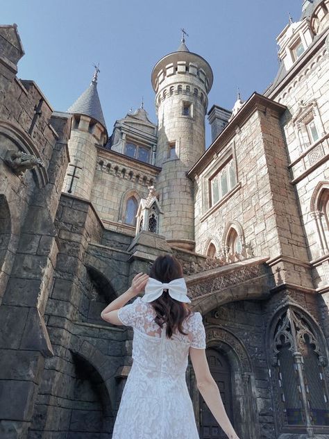 Castle Pictures Ideas, Castle Senior Pictures, Castle Photoshoot Ideas, Castle Outfit, Castle Photoshoot, Elegant Couture, Thailand Pictures, Castle Photo, Castle Pictures