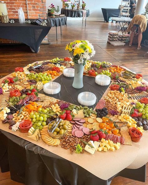 Savory Grazing Table, Dessert Board Wedding, Vegetarian Grazing Table, Diy Charcuterie Table Wedding, Round Grazing Table Ideas, Round Table Charcuterie Display, Round Charcuterie Table, Round Grazing Table, Charcuterie Board Ideas For Wedding Cocktail Hour