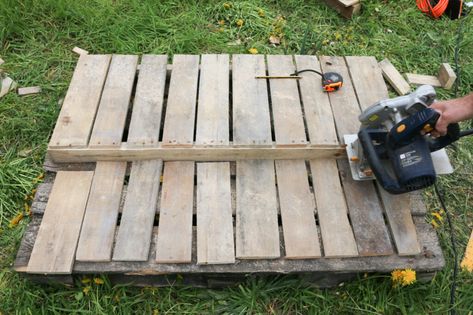 How to DIY a planter and privacy screen from pallets Privacy Screen Planter Diy, Palette Trellis, Diy Outdoor Screen, Diy Privacy Screen Outdoor Cheap, Pallet Privacy Screen, Privacy Panels Outdoor Patio Ideas, Pallet Privacy Wall, Planter And Trellis, Pallet Privacy Fences