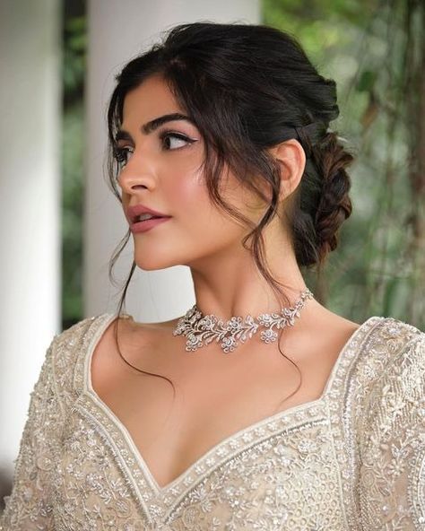 hairgame by ishant (@ishantkohli_hair) • Instagram photos and videos Indian Makeup Looks, Lehenga Hairstyles, Easy Bun Hairstyles For Long Hair, Hairstyles For Gowns, Engagement Look, Minimal Makeup Look, Saree Hairstyles, Wedding Bun Hairstyles, Engagement Hairstyles