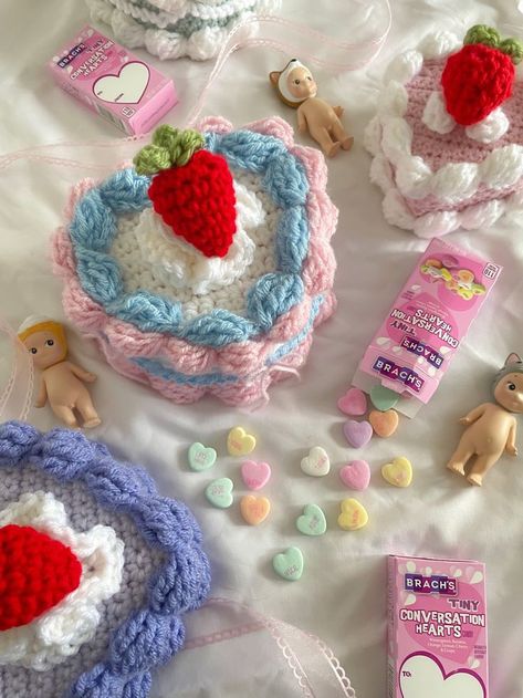 Crochet Heart Cake, Crochet Small Business, Cake Crochet, Diy Crochet Hook, Crochet Cake, Crochet Fairy, Crochet Business, Crochet Design Pattern, Kawaii Crochet