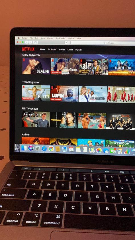 Pap Macbook, Laptop Netflix Snap, Laptop Netflix Night, Netflix Aesthetic Laptop Night, Netflix On Laptop, Laptop Prank, Macbook Snap, Apple Notebook, Netflix Time