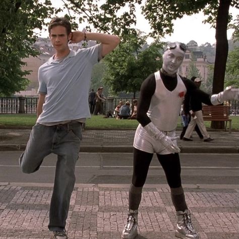 Scott Mechlowicz as Scott and J. P. Manoux as Robot Man in "EuroTrip" (2004) Euro Trip Movie, Eurotrip Movie, Scott Mechlowicz, Movie Journal, Film Journal, 3 Movie, Fav Movies, J P, Funny Movies