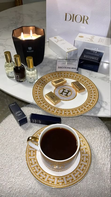 Coffee Luxury, Coffee Perfume, Coffee Table Books Decor, Rich Girl Lifestyle, Rich Lifestyle, Luxury Lifestyle Dreams, Dior Addict, Luxury Vacation, Luxury Life