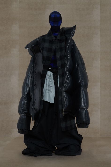 Vetements Spring 2024 Ready-to-Wear Collection | Vogue Stage Dive, 2024 Menswear, Casual Couture, Elite Fashion, Oversized Clothes, Street Shoes, Shoes Outfit, Mens Wear, Vogue Runway