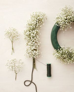 babys breath garland | Learn how to make beautiful baby’s breath wreaths and garlands on ... Decoracion Navidad Diy, Baby's Breath Wedding Flowers, Baby's Breath Wedding, How To Make Garland, Săpunuri Handmade, Church Wedding Decorations, Fleurs Diy, Barn Wedding Decorations, Babies Breath