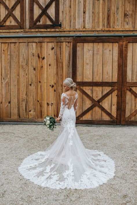 Country Bride Photoshoot, Country Lace Wedding Dress Rustic, Western Styled Wedding Dress, Wedding Dresses For Country Wedding, Wedding Rustic Dress, Rustic Country Wedding Dresses With Sleeves, Dresses For Proposal, Country Wedding Dresses Mermaid, Western Bride With Veil