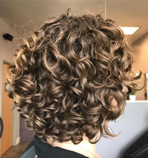 Dark Blonde Short Curly Hairstyle Kręcony Bob, Bronde Hair, Curly Hair Photos, Wavy Hairstyles, Haircuts For Curly Hair, Have Inspiration, Short Wavy Hair, Curly Hair With Bangs, Short Wavy