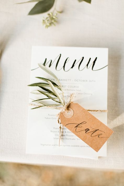 Rustic Wedding Name Cards, Place Tags Wedding, Wedding Table Name Tags, Name Tag Wedding Table, Wedding Menu And Name Cards, Name Settings Wedding, Wedding Name Place Ideas, Name Tags Wedding Table, Ceremony Wedding Photos