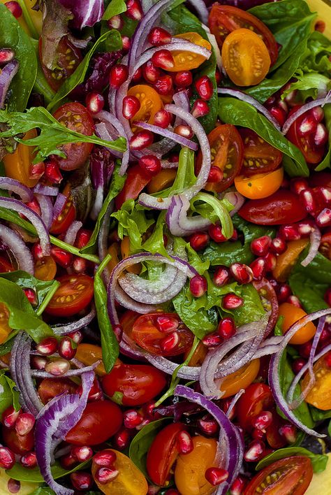 Pomegranate, grape tomatoes, cherry tomatoes, red onions, olive oil, arugula, spinach Grape Tomato Salad, Pomegranate Recipes Salad, Potato Sandwich, Cherry Tomato Salad, Pomegranate Recipes, Pomegranate Salad, Beetroot Salad, Salad Ideas, Best Salad Recipes