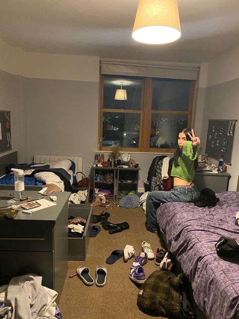 #room #exchangeyear #erasmus #aesthetic #room #studentlife #studentlifehacks #friends #friendship Roomates Aesthetics Friends, Erasmus Aesthetic, University Apartment, Friends Apartment, Vision Board Pics, Student Home, Student Room, Second Semester, College Friends