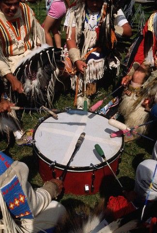 Drum circle. Native Wallpaper, Native American Drums, Native American Dance, Drum Circle, Native Son, Native American Regalia, Native American Pictures, Indigenous Americans, Bongos