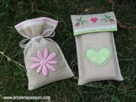 Comment faire un sachet de lavande et une pochette à mouchoirs avec des bandes à broder ? - Broderie Passion Jute Products, Costumes Couture, Diy Couture, Sachets, Sewing Ideas, Room Diy, Diy And Crafts, Baby Shoes, Lavender