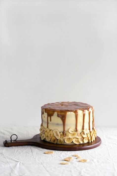 Banana Cake Banana Cake Decoration, Banana Cake Design, Banana Birthday Cake Decoration, Banana Cake Aesthetic, Banana Cake Photography, Banana Cake Design Ideas, Banana Cake With Chocolate Ganache, Raw Vegan Desserts, Banana Cake