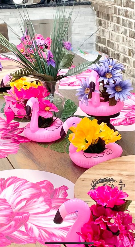 Flamingo Flower Arrangement, Tropical Tea Party, Pool Party Table, Housewarming Party Themes, Tropical Pool Party, Birthday Flamingo, Flamingle Party, Tea Party Centerpieces, Flamingo Pool Parties