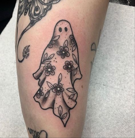 Tattoos Butterfly, Lavender Tattoo, Ghost Tattoo, Bff Tattoos, Little Ghost, Thigh Tattoos Women, Halloween Tattoos, Time Tattoos, Black Ink Tattoos