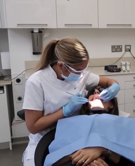 Female Dentist Aesthetic, Dentist Girl, Dentist Career, Dental Aesthetic, Dental Bibs, Female Dentist, Dental World, Dental Photography, Surgical Gloves