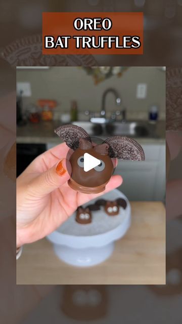 Rosa Enid on Instagram: "Oreo Bat Truffles for Halloween 🦇🎃

If you love @oreo cookies, you’re going to love these Bat Truffles! These are super fun and easy to make. They are perfect for Halloween!

All you need is Oreos, cream cheese, chocolate melting wafers, chocolate chips and decorative eye balls. 

Steps to make: 
Get a couple of Oreos and grind them, then add them to your mixer along with some cream cheese. 

Mix together, then turn the mixture into balls. Then put them in the fridge for about an hour. 

Get more Oreos, and cut them in half to make the wings. 

Melt your chocolate, then add your wings. Hold on to them for a bit so they stick. 

Then add the chocolate chips for the ears and the eyeballs.

Let everything dry, and then you can enjoy!

#halloweenideas #halloweentreat Halloween Oreo Balls, Halloween Oreos, Chocolate Melting, Chocolate Melting Wafers, Eye Balls, Oreo Balls, Oreo Cookies, Chocolate Chips, Halloween Treats