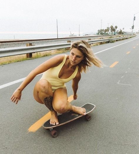 Skater Chick, Skateboard Photography, Surfing Pictures, Skate Girl, The Emoji, Emoji Photo, Skateboard Girl, Roller Girl, Vintage Surf