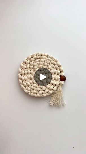 Trivets Diy, Macrame Jewelry Tutorial, Boho Crafts Diy, Paper Pom Poms, Rope Crafts Diy, Decorative Ideas, Diy Craft Room, Macrame Patterns Tutorials, Rope Crafts