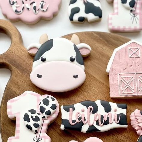 Cow Sugar Cookies Decorated, Cow Birthday Cookies, Cow Cookies Decorated, Cow Sugar Cookies, Cutout Cookie, Cow Cookies, Farm Cookies, Theme Cookies, Royal Iced Cookies