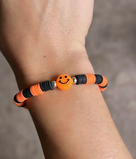 Preppy Fall Clay Bead Bracelets, Clay Bead Bracelet Ideas Preppy Halloween, Polymer Clay Bead Necklace Ideas, Bracelets To Make And Sell, Clay Bead Bracelets Ideas Fall, Clay Bead Fall Bracelets, Fall Diy Bracelets, Things To Make With Clay Beads, Halloween Bracelets Ideas