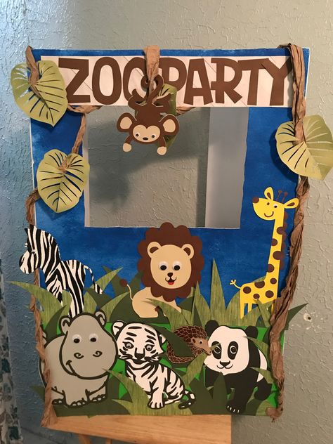 Safari Photo Booth, Jungle Theme Birthday Party, Animal Themed Birthday Party, Zoo Birthday Party, Party Fotos, Jungle Theme Birthday, Jungle Birthday Party, Safari Theme Birthday, Zoo Birthday