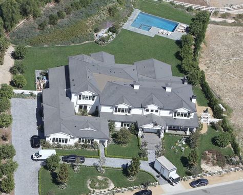 Kylie Jenner House Kylie Jenner New House, Celebrity Houses Mansions, Kris Jenner House, Kylie Jenner House, Malibu Mansion, Jenner House, Mansion Exterior, Hidden Hills, Mansion Interior