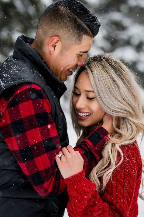 Engagement Photos Plus Size, Cozy Photoshoot, Poses Winter, Christmas Engagement Photos, Winter Couple Pictures, Couple Photography Winter, Winter Engagement Photos Outfits, Snow Engagement Photos, Snow Engagement