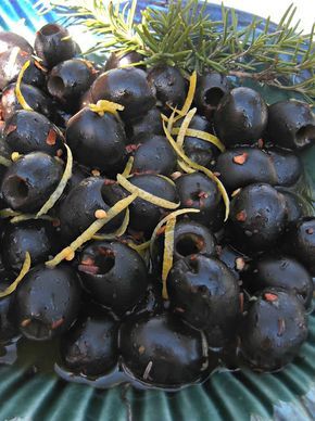 Marinated Black Olives Forgo the expensive olive bar and make your own. For a snack or a party, this easy recipe has big flavors. Marinated Black Olives, What's For Supper, Olive Snack, Olive Bar, Party Dip Recipes, Marinated Olives, Olive Recipes, Easy Veggie, Finger Foods Easy