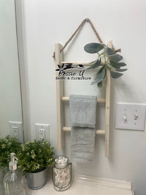 Ladder Hand Towel Holder, Mini Wooden Ladder Decor, Hanging Bathroom Towels Ideas, Diy Mini Ladder, Small Ladder Decor Ideas, Mini Ladder Decor Ideas, Bathroom Ladder Decor, Kitchen Towel Ladder, Ladder Wall Decor