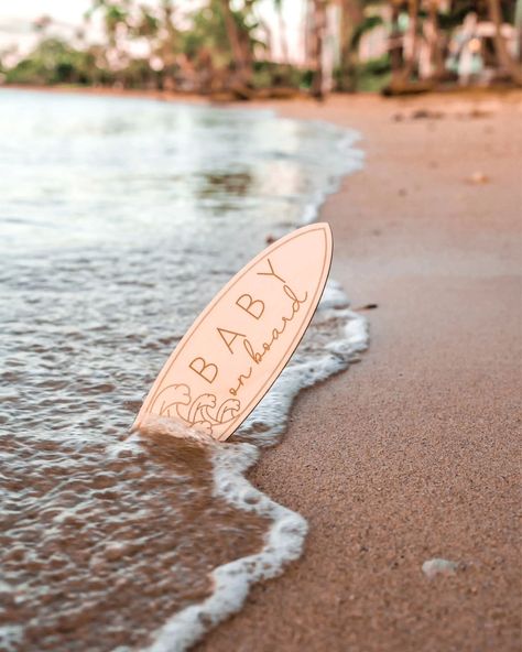 🐚 This adorable surfboard-style "Baby on Board" sign is the perfect way to announce your new arrival, coastal style! 🌴✨ Whether you're beach lovers, surfers, or just want to bring a splash of fun to your announcement, this cute sign will totally make waves! 🏄‍♀️💖⁣ ⁣ Who's ready to surf into parenthood? 🌞⁣🌊🌺⁣ ⁣ #BabyOnBoard #BeachVibes #SurfboardBaby #CoastalMoments #TropicalAnnouncement #NewWaveOfLove #EasyBasicCreations 🌊💫 Beach Announcement Baby, Big Ocean Waves, Wooden Surfboard, Baby On Board, Sign Writing, Cursive Font, Baby Arrival, Monstera Leaves, Cute Signs