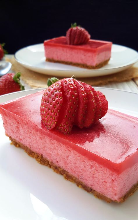 Vegan Strawberry Mousse Cake - Cilantro and Citronella Pain Au Chocolat Recipe, Mini Patisserie, Strawberry Mousse Cake, Patisserie Vegan, Vegan Pudding, French Baking, Avocado Chocolate Mousse, Strawberry Mousse, French Patisserie