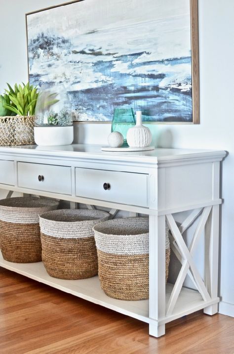 Hamptons Console Table, Coastal Hamptons Style Dining Rooms, Hamptons Style Entryway, Hamptons Dining Table Styling, Hampton Style Entryway, Beach Theme Dining Room, Hamptons House Interior Living Rooms, Dining Table Styling Modern, Hamptons Style Decor Living Rooms