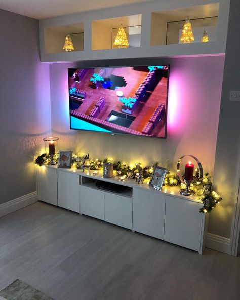 Love the tv / wall unit (& the Christmas decor) Tv Unit Christmas Decor, Christmas Decor Ideas Tv Stand, Christmas Decor Under Tv, Decor Under Tv, Decor Around Tv, Under Tv, Christmas Tv, Tv Unit Decor, Tv Stand Decor